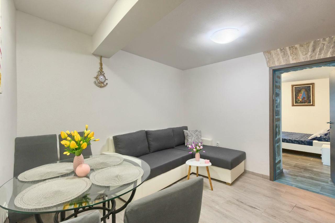 Old Town Apartments In City Center Pula Exterior foto